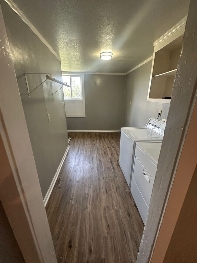 Building Photo - 122 S Gordon-