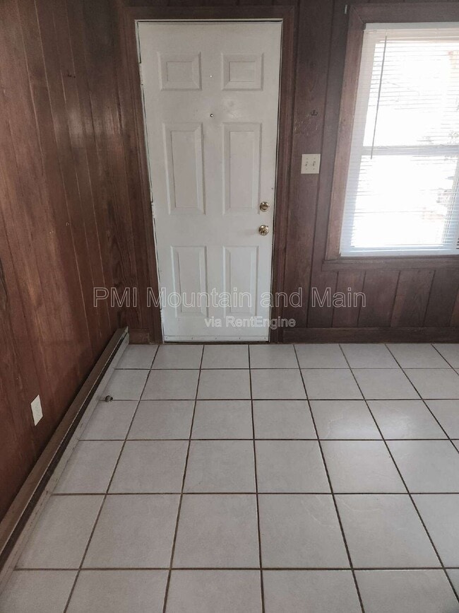 Building Photo - 2 Woodlands Dr