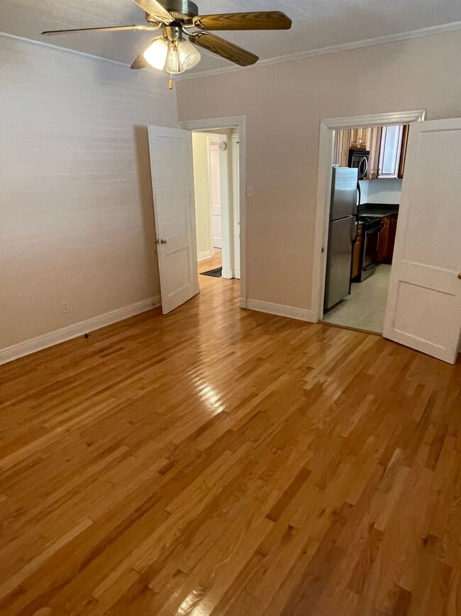 Building Photo - Large 3BD/2BA House Uptown with Driveway and Fenced Backyard