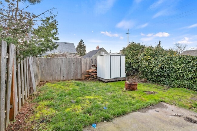 Building Photo - Large 3 bedroom 2.5 Bath Home! Tour Today!