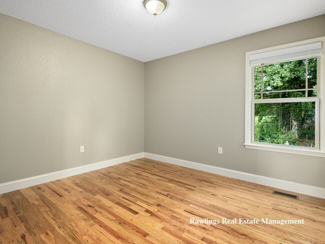 Building Photo - Charming Weaverville Bungalow