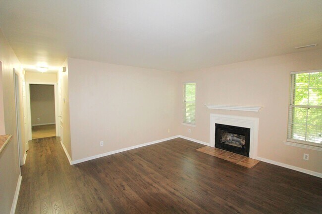 Building Photo - (Coming Soon) 2-Bedroom Condo on the Sugar Creek Greenway!