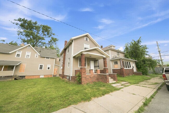 Building Photo - 1211 Emily St