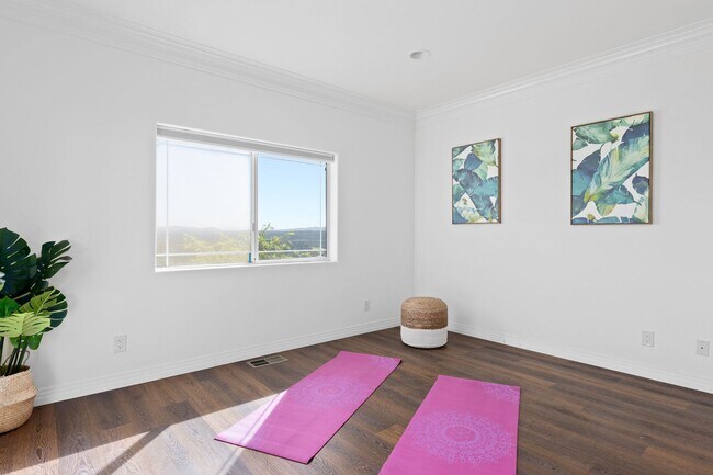 Building Photo - Spacious 7-Bedroom Home with Ocean Views i...