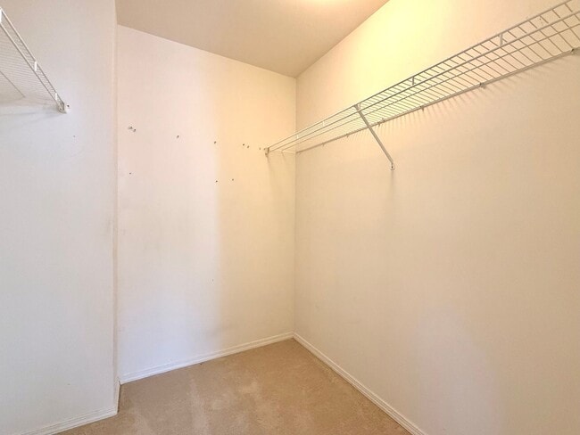 Building Photo - Bright Sammamish Home with Fully Fenced Yard