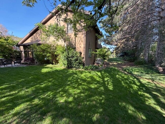 Building Photo - Beautiful Bountiful Home Near Temple & Mueller Park – Prime Location