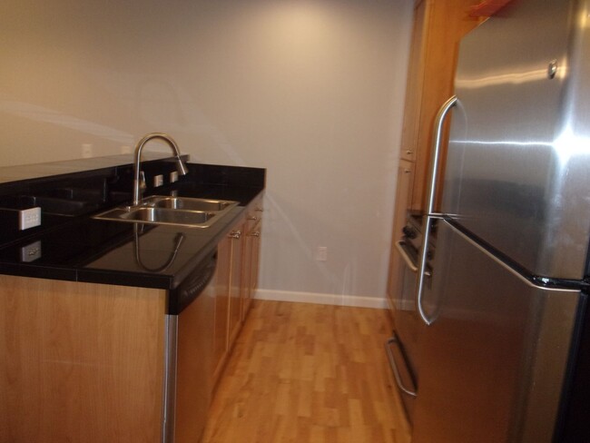Building Photo - Popular West Oaks Condo