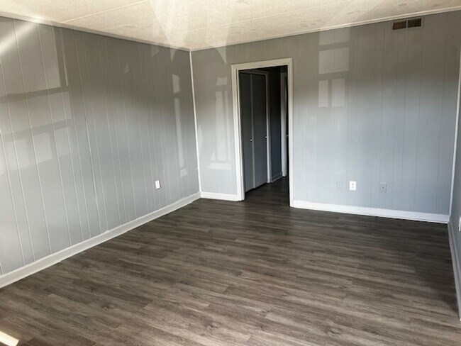 Building Photo - Maryville 37803 - 1 bedroom, 1 bath Apartment - Contact Troy Adams (865)233-6949