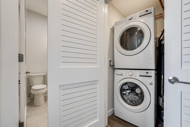 Building Photo - 658 Grand St