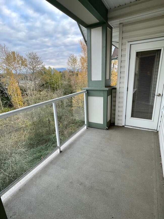 Building Photo - Beautiful, spacious two-bedroom, two-bath ...