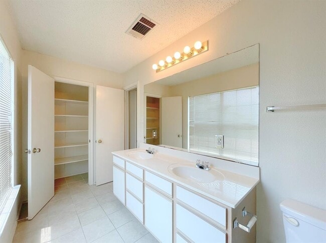 Building Photo - 2812 High Point Cove