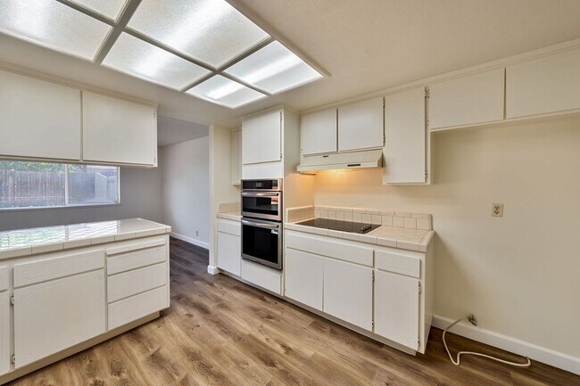 Building Photo - 3 Bedroom Home with Fireplace and LVP Flooring & 2-Car Garage!
