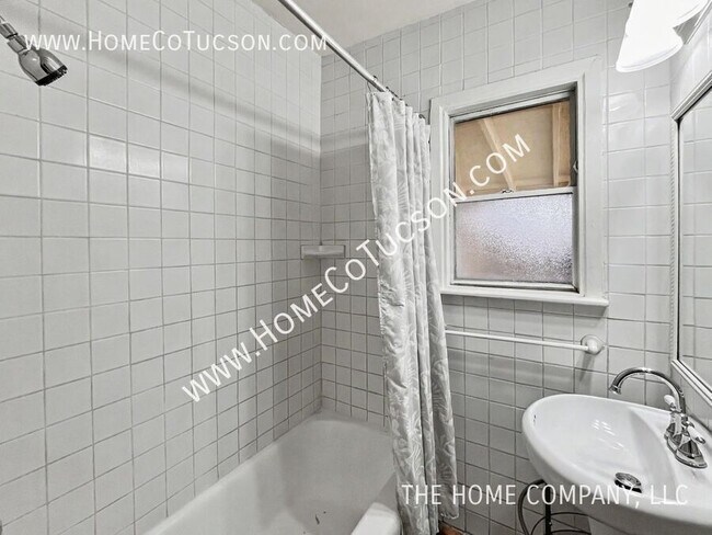 Building Photo - 4564 E Seneca St