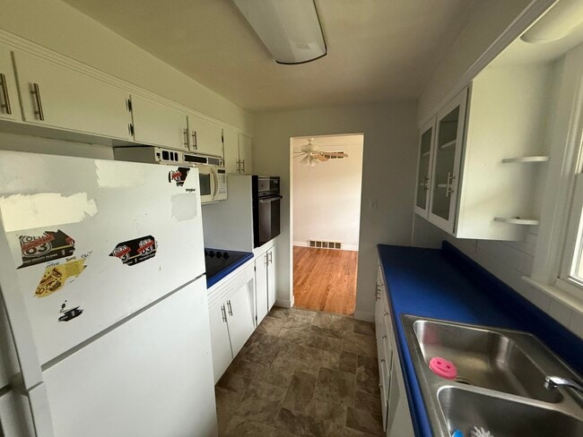 Building Photo - 211 Bourn Ave