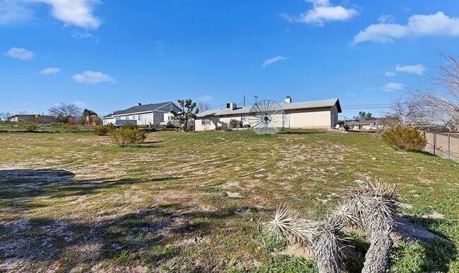 Building Photo - 3 BEDROOM HESPERIA HOME