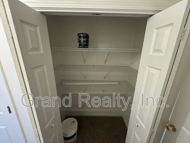 Building Photo - 1015 Peakview Dr