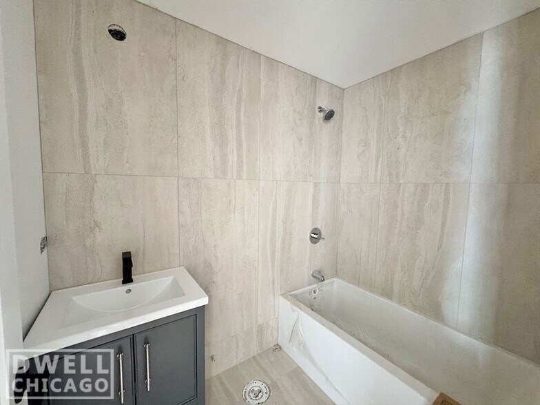 Building Photo - 725 W Waveland Ave