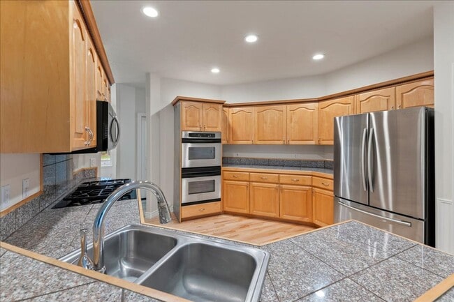 Building Photo - Quiet, Convenient, and Spacious 5 Bedroom 4 Bathroom Home