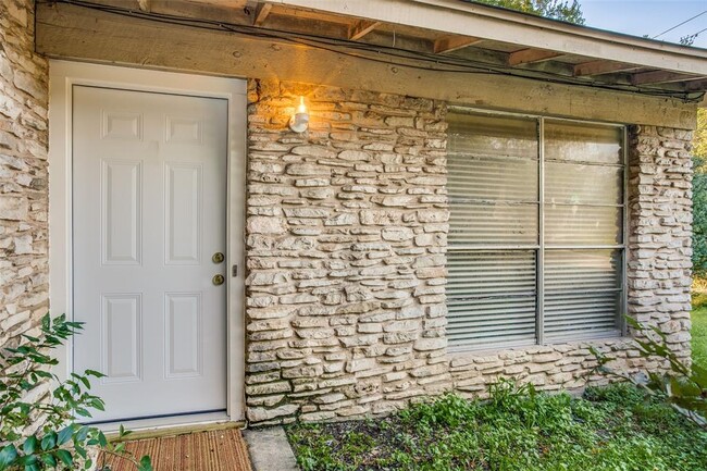 Building Photo - 607 Thrush Ave