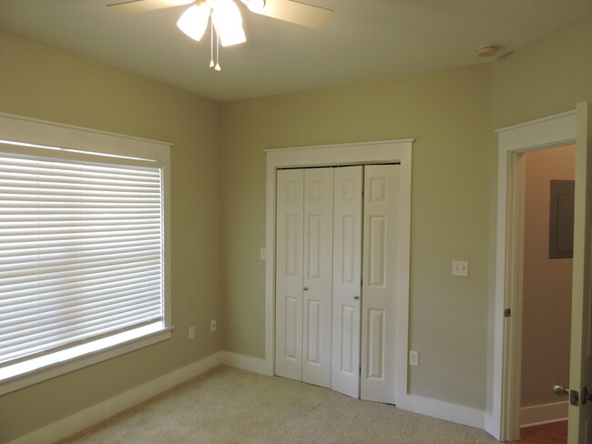 Building Photo - 124 Fairway Dr