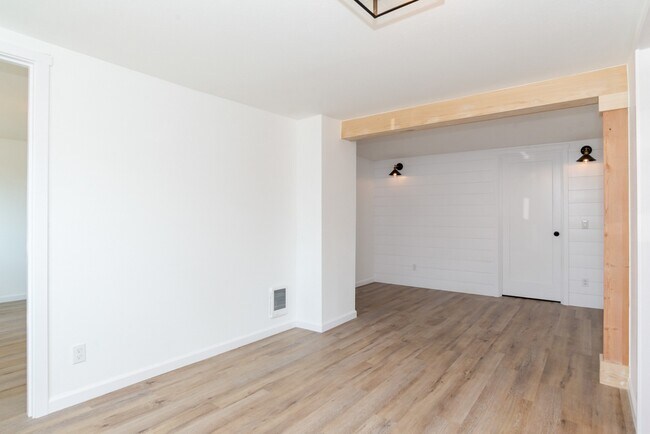 Building Photo - Fantastic 1 bedroom 1 bathroom condo in Queen Anne- Available NOW!