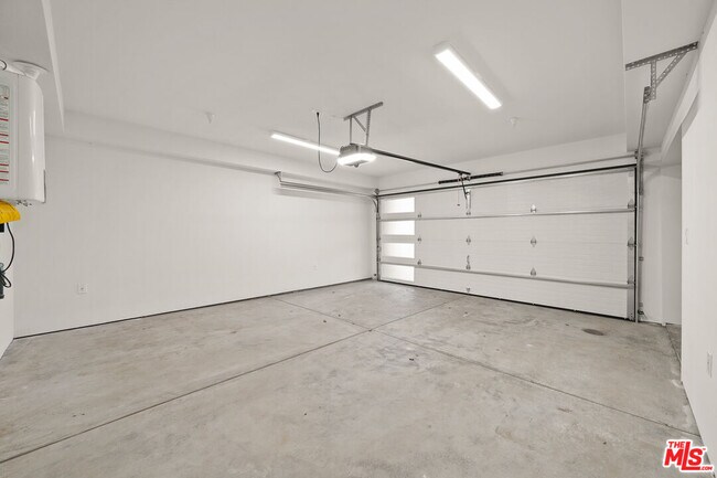 Building Photo - 1204 N Orange Grove Ave