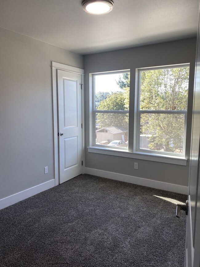 Building Photo - 242 NE College Dr