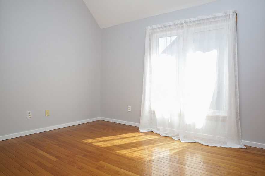 Building Photo - 23 Compton St