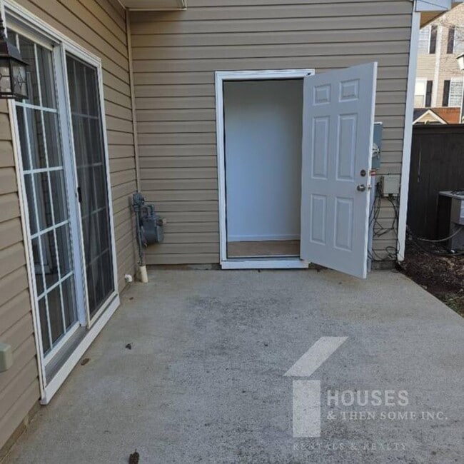 Building Photo - 203 Chardon Pl