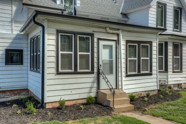 Building Photo - 5 Bedroom 2.5 Bath Midtown Home