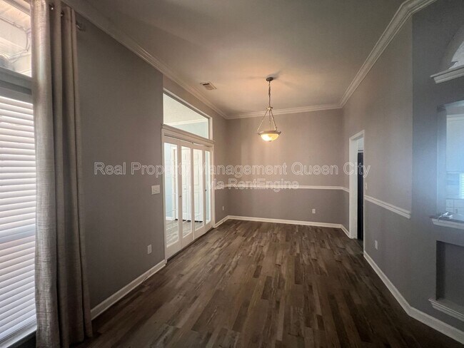 Building Photo - 3910 Armitage Dr