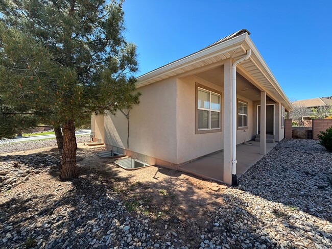 Building Photo - Gorgeous Little Valley Home!