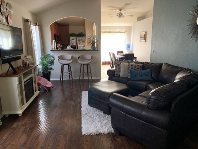 Building Photo - Beautiful & Well-Maintained 3 Bedroom, 2 B...