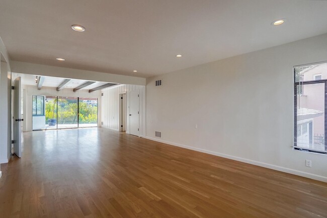 Amazing light and bright great room - 556 Luton Dr