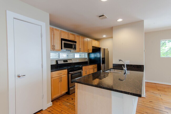 Building Photo - Stunning Contemporary 3-Story 3/2/2 Townhome in Oaklawn Gated Community!