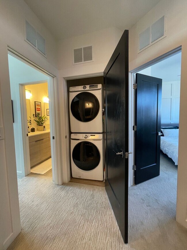 Building Photo - Modern 2BR + Office Townhome with Rooftop Deck in Prime Sunnyside/Highlands Location