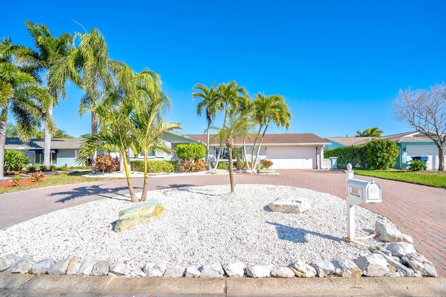 Building Photo - 3003 W Vina Del Mar Blvd