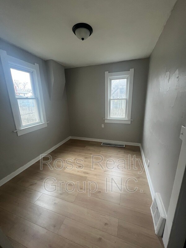 Building Photo - 1121 Delence St
