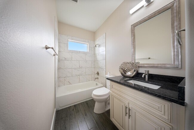 Building Photo - 2015 Olivos St