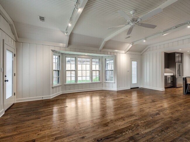 Building Photo - Luxury Living in the Heart of Tulsa