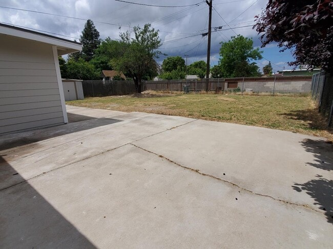 Building Photo - 1415 De Witt Ave