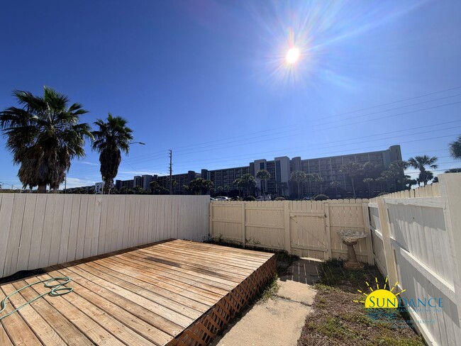 Building Photo - Charming Two-Story Townhome Near the Beach!