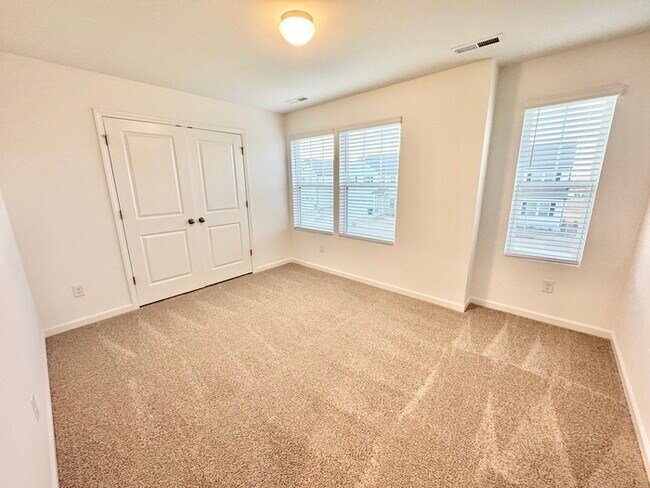 Building Photo - Three bedroom 2 1/2 bath single-family home in the new Kensington community