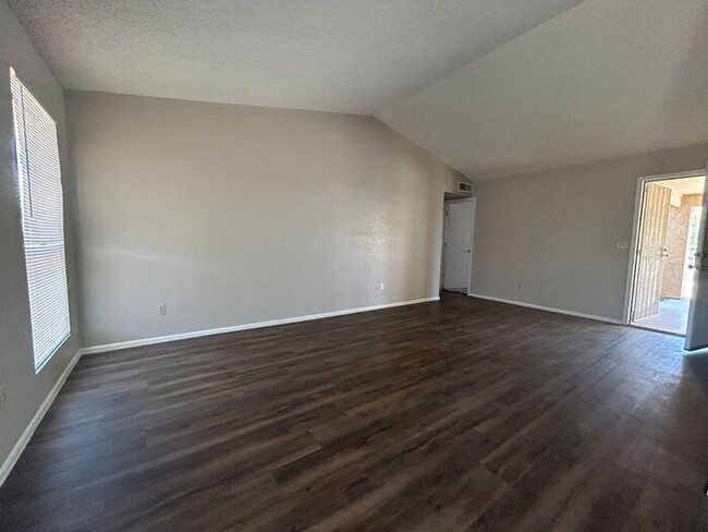 Building Photo - 456 N Glenview