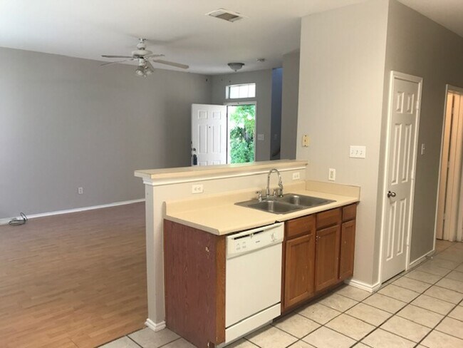 Building Photo - Wonderful 3 bedroom 2 bath Duplex