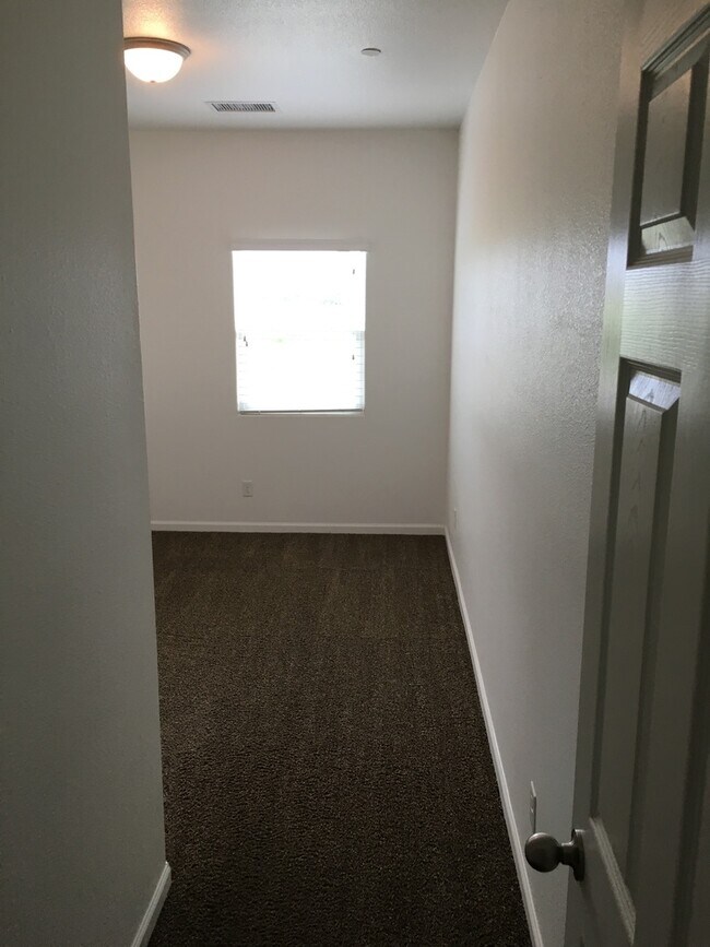 Building Photo - *Move in Special*