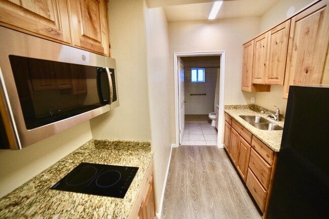 Building Photo - *utilities included* Large 1 bedroom apart...