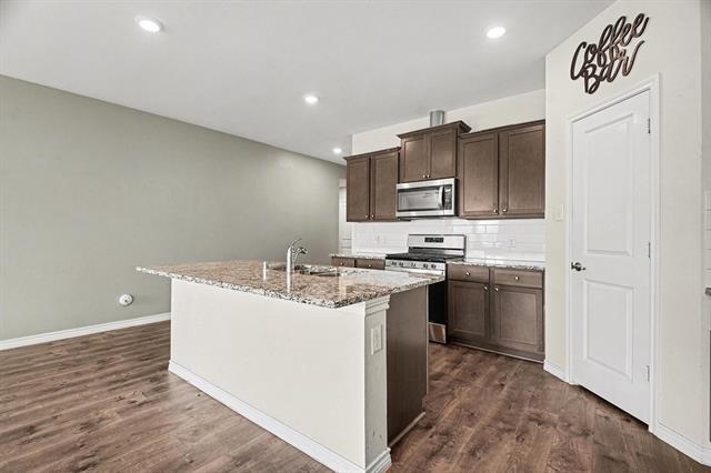 Building Photo - 611 Saddle Club Way