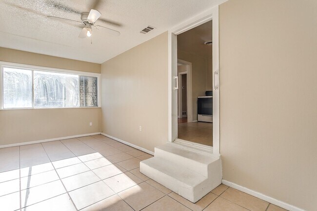 Building Photo - Ready for New Tenants- 2 bedroom 1 bath with an Additional Flex Room  Minutes from TCU- 76109