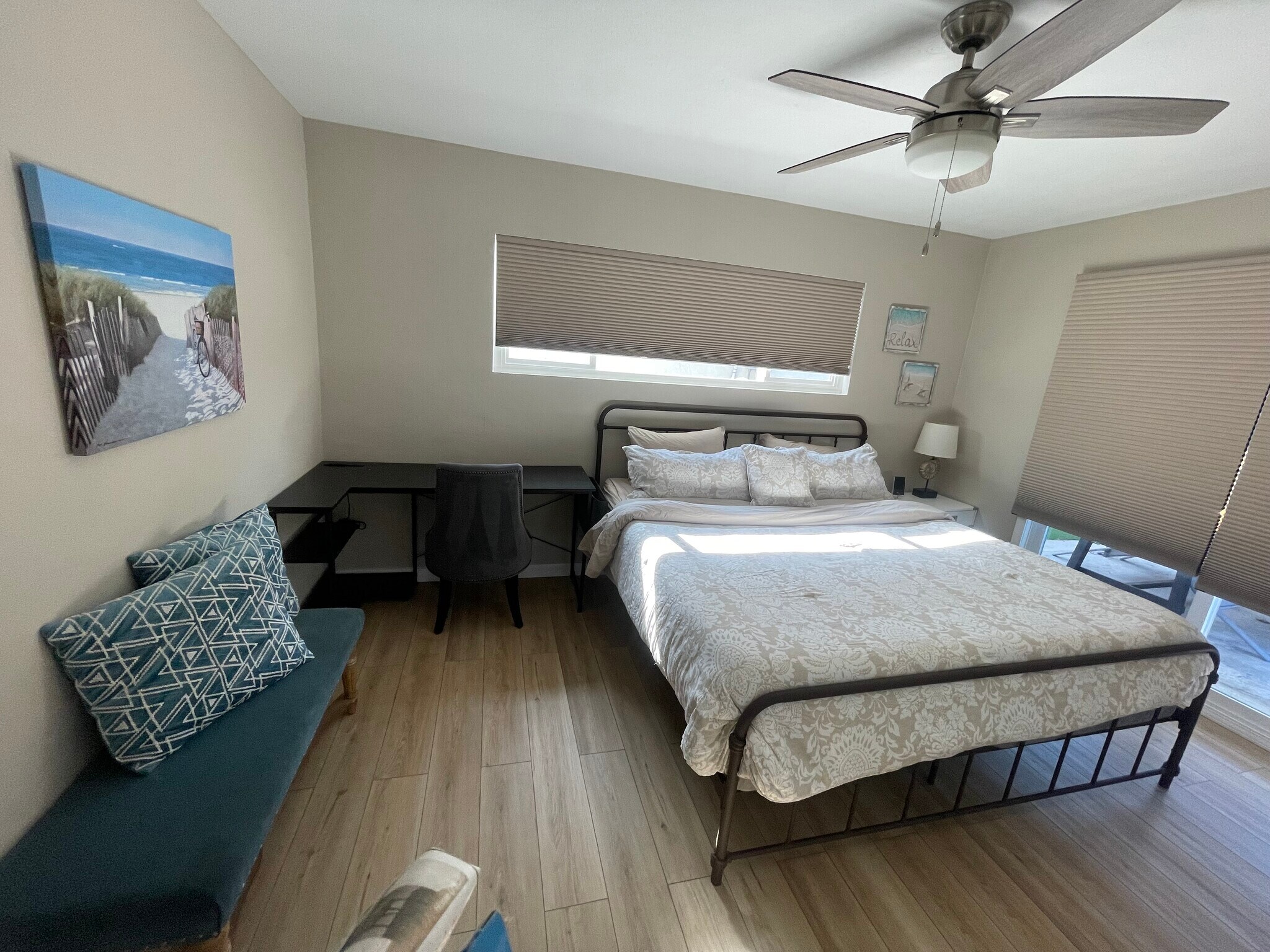 King with desk - 1421 Dubuque St